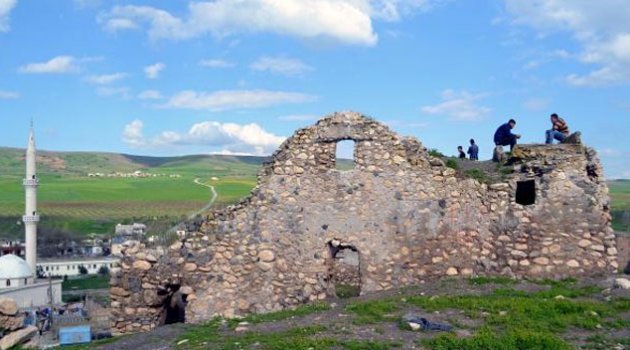 Tarihi manastırda define kazısı yapan 3 kişi yakalandı