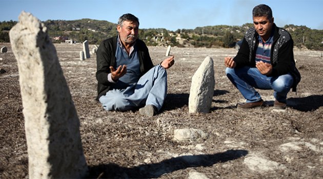 Tarihi mezarlık sular çekilince gün yüzüne çıktı