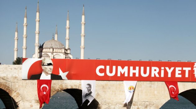 Tarihi Taşköprü’yü süsleyen Atatürk posterine saldırı