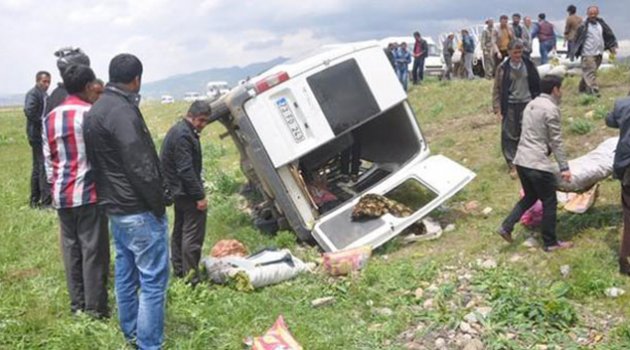Tarım işçileri kaza yaptı: 11 yaralı