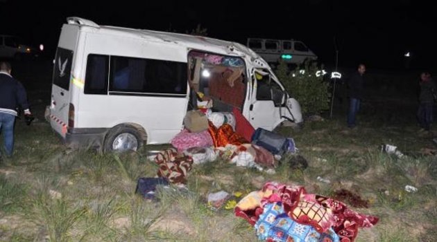 Tarım işçilerini taşıyan minibüs şarampole devrildi: 3 ölü, 12 yaralı