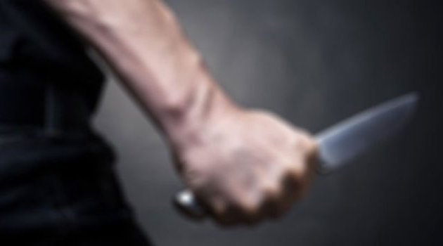 Tartışınca bıçaklandı sonra hastane bahçesine atıldı