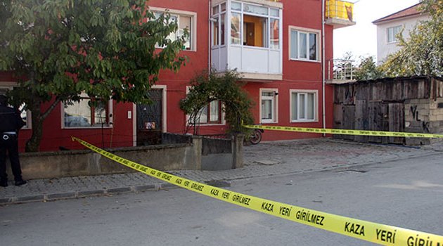 Tartıştığı eşini sokak ortasında defalarca bıçakladı