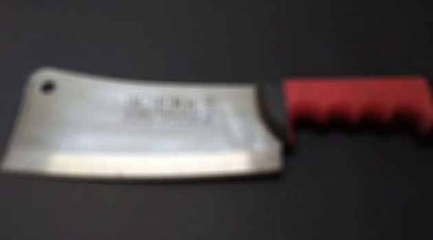 Tartıştığı kocasını satırla yaraladı