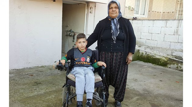Tekerlekli sandalyesinin aküsünü çaldılar