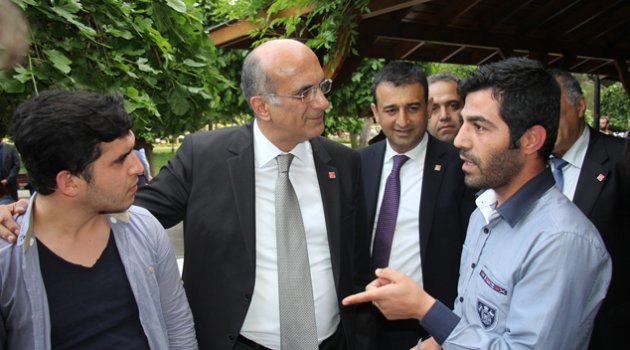 Tekin Bingöl, Adana caddelerinde seçim çalışması yaptı