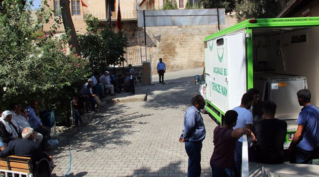 Telefonunu şarj etmek isteyen genç canından oldu