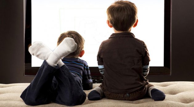 Televizyon çocuklarda obeziteyi tetikliyor