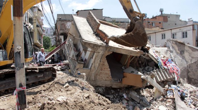 Temel kazısında toprak kaydı, bir iş yeri yıkıldı