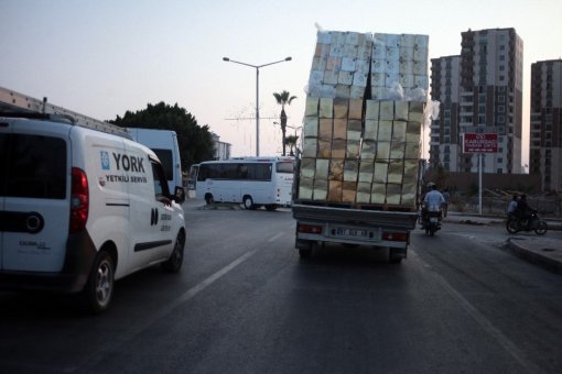 Tenekelerden Kule Taşıyan Kamyonet Korkuttu