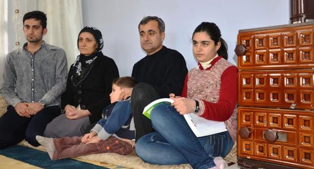 TEOG birincileri arasına giren Mardinli Esra: Okutulmayan annem için çalışıyorum