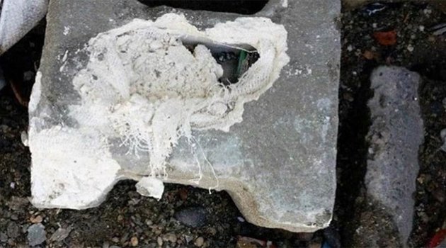 Teröristler kaldırım taşına bomba döşedi