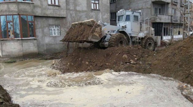 Teröristler yıkarak kaçıyor