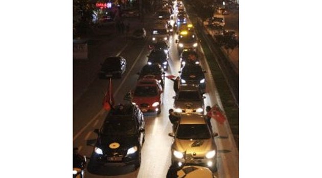 Terörü Lanetlemek İçin Araçlarıyla Caddelere Döküldüler