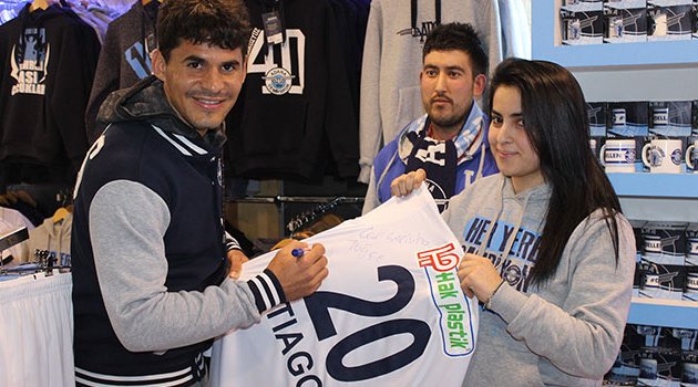 Tiago’dan iki taraftara imzalı forma
