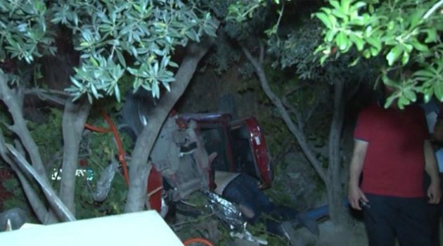 Ticari araç şarampole yuvarlandı: 2 ölü, 2 yaralı