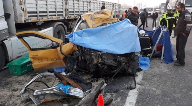 Ticari taksi ile tır kafa kafaya çarpıştı! 2 ölü