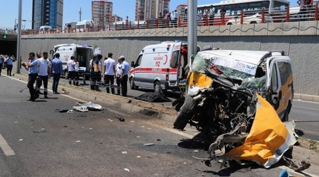 Ticari taksi yolcu otobüsüne ve otomobile çarptı! 2 ölü 5 yaralı