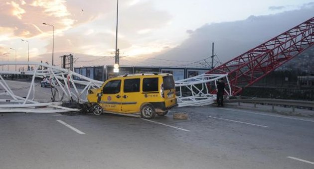 Timsah Arena’nın vinci taksi üzerine devrildi; 1 ölü, 1 yaralı
