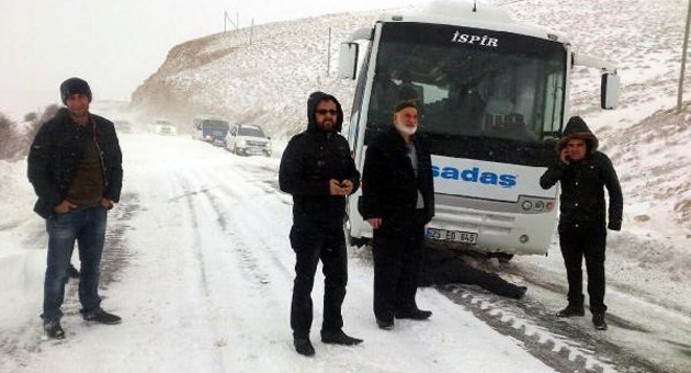 Tipide 10 araçta 50 kişi mahsur