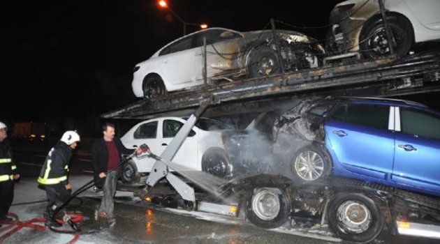 TIR alev aldı, taşıdığı 4 yeni otomobil küle döndü
