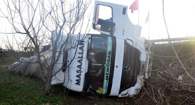 TIR devrildi: 2 yaralı