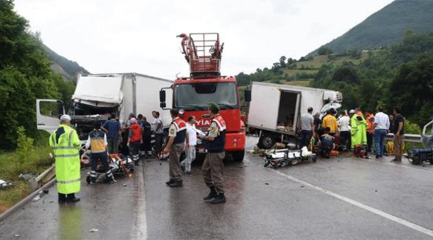 TIR ile kamyon çarpıştı: 1 ölü, 2 yaralı