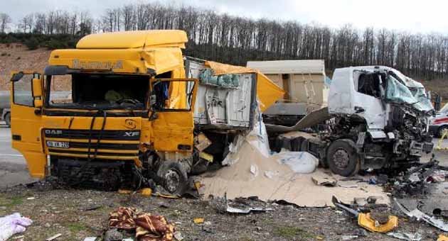 TIR ile kamyon kafa kafaya çarpıştı: 1 ölü 2 yaralı