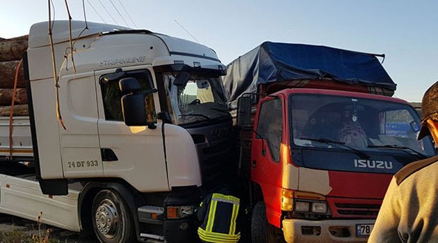TIR ile kamyonet çarpıştı! 17 yaralı