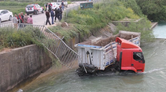 TIR kanala uçtu: 1 yaralı