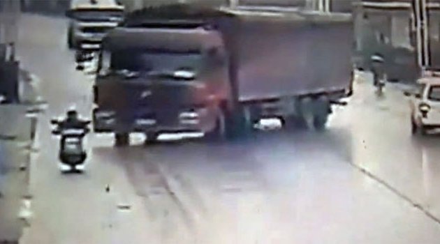 TIR motosikletliyi ezerek öldürdü