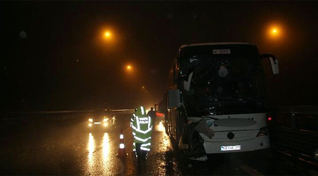 TIR otobüse çarptı: 15 yaralı