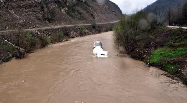 TIR sel sularında sürüklendi