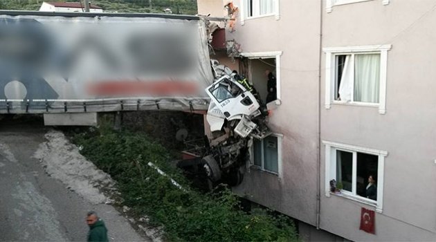 Tır yoldan çıktı binanın 3. Katına girdi