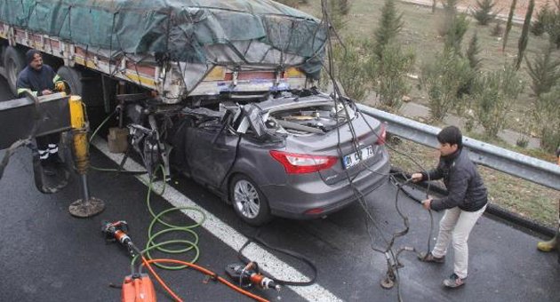 TIR'a arkadan çarpan otomobilin sürücüsü öldü
