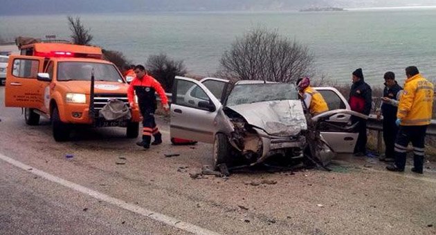 TIR'la otomobil çarpıştı: 1 ölü, 3 yaralı
