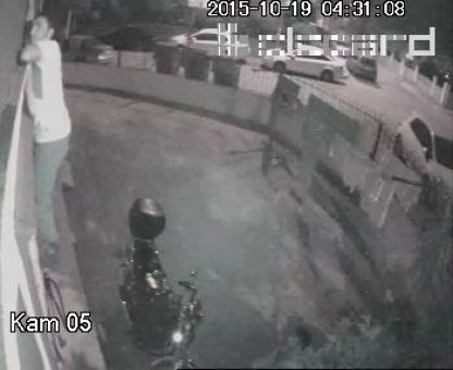 Tırmanan hırsız güvenlik kamerasında