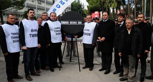 TMMOB üyelerinden siyah çelenk