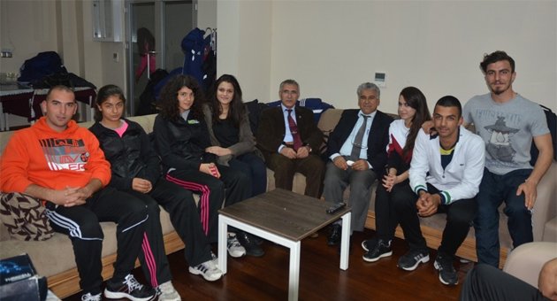TOHM kürek sporcusu ve antrenörüne doğum günü sürprizi