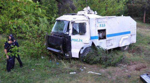 TOMA takla attı!.. 2 polis yaralı!