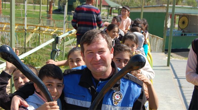 Toplum destekli polisler öğrencileri eğlendirdi