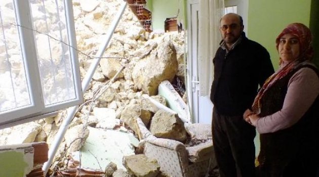 Toprak kaydı apartman duvarını yıktı