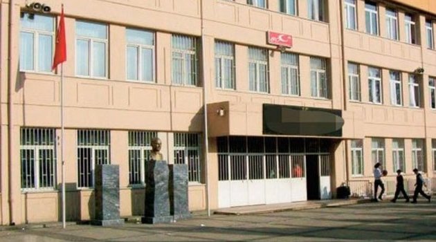 Topu vermeyen arkadaşını bıçakladı