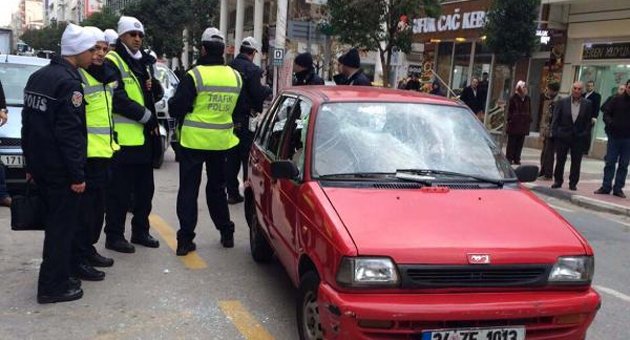 Trafik cezası yazılınca otomobilin camlarını kırdı