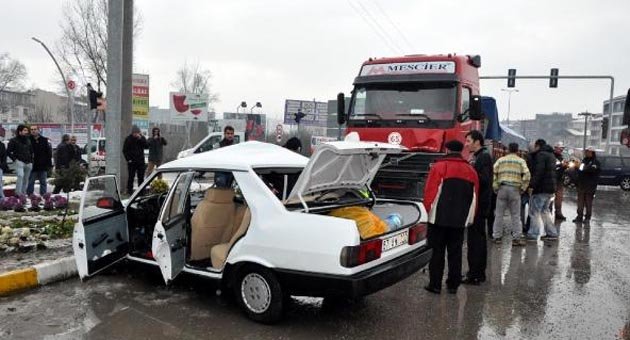 Trafik ışıkları yanmayan kavşakta kaza: 2 yaralı