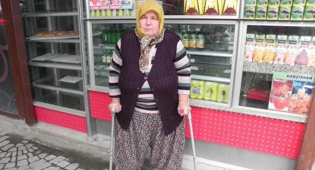 Trafik kazasında engelli kalan kadın, akülü sandalye istiyor