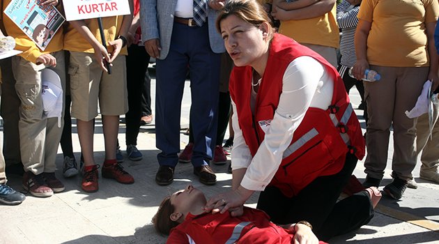 Trafik kazasında mizansenle ilk yardım eğitimi