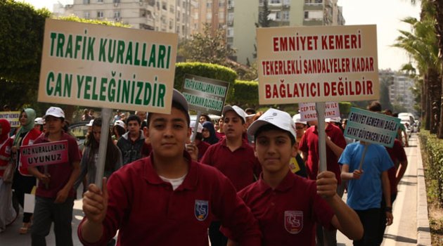 Trafik kurallarına dikkat çekmek için yürüdüler