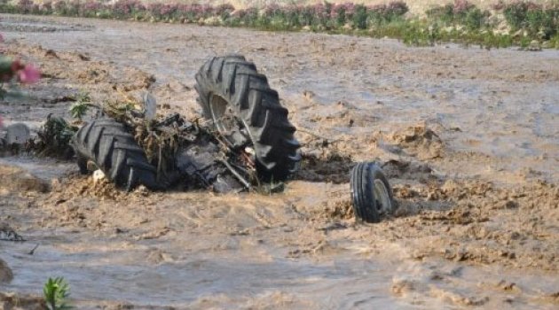 Traktörü ile sele kapılan sürücü son anda kurtarıldı