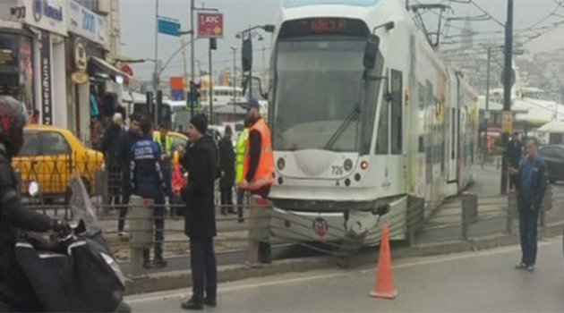 Tramvay raydan çıktı!